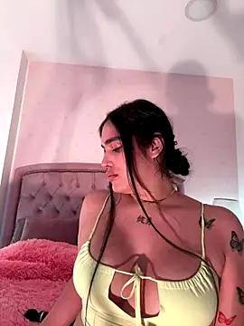 Snapshot of Bella__Wood chatting on 20, 9, 2025 Bella Wood online show from 20, 9, 2025