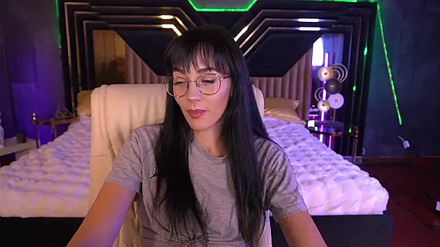 Snapshot of EviLune chatting on 17, 11, 2025 EviLune online show from 17, 11, 2025