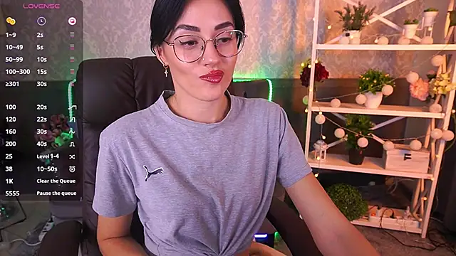 Snapshot of EviLune chatting on 21, 10, 2025 EviLune online show from 21, 10, 2025