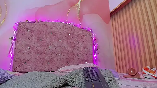 violet taylor  online show from 18, 12, 2025