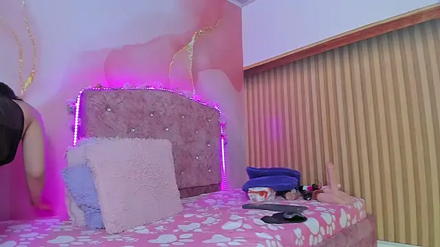 violet taylor  online show from 3, 11, 2025