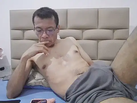 Snapshot of skinnylatino51 chatting on 16, 11, 2025 skinnylatino51 online show from 16, 11, 2025