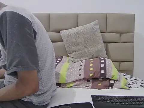 skinnylatino51 online show from 10, 4, 2026