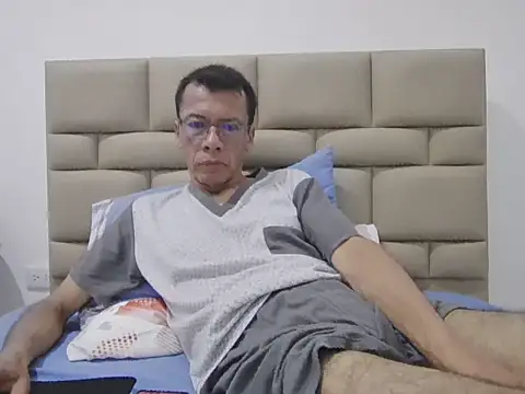 Snapshot of skinnylatino51 chatting on 10, 11, 2025 skinnylatino51 online show from 10, 11, 2025