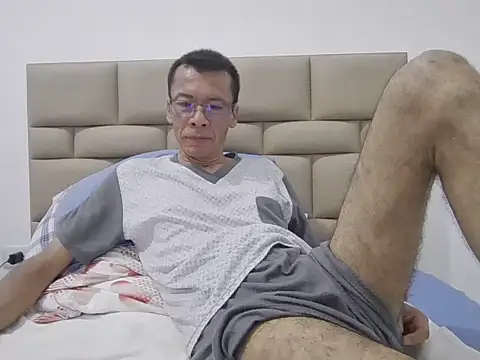 Snapshot of skinnylatino51 chatting on 4, 11, 2025 skinnylatino51 online show from 4, 11, 2025