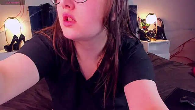 HelenDanvers online show from 6, 11, 2025