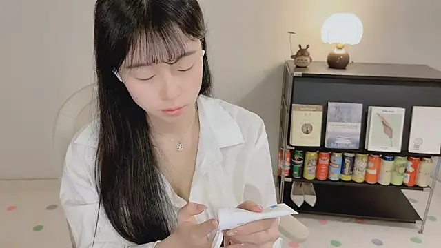Snapshot of Onechestnut chatting on 21, 5, 2026 Onechestnut online show from 21, 5, 2026