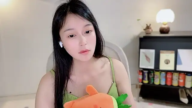 Snapshot of Onechestnut chatting on 4, 4, 2026 Onechestnut online show from 4, 4, 2026