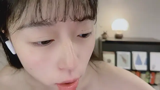 Snapshot of Onechestnut chatting on 17, 5, 2026 Onechestnut online show from 17, 5, 2026