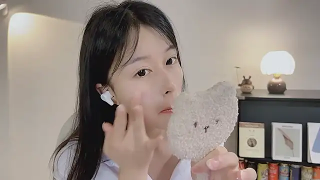 Snapshot of Onechestnut chatting on 24, 4, 2026 Onechestnut online show from 24, 4, 2026