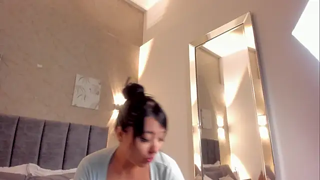 Lunaa bellaa online show from 12, 1, 2026