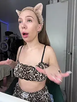 AlysonHuxley  online show from 4, 2, 2026