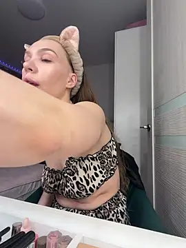 AlysonHuxley  online show from 6, 2, 2026