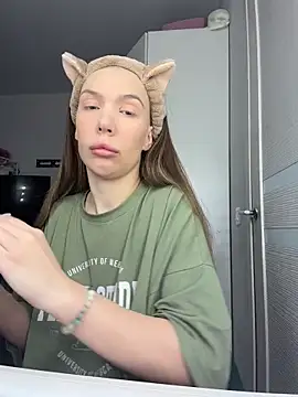 AlysonHuxley  online show from 23, 2, 2026