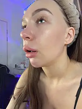 AlysonHuxley  online show from 18, 2, 2026