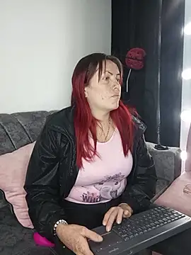 Snapshot of carolinhe_ chatting on 14, 10, 2025 carolinhe online show from 14, 10, 2025