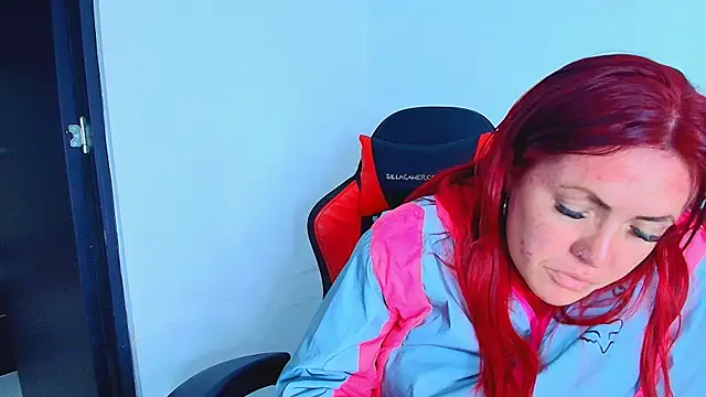 Snapshot of carolinhe_ chatting on 29, 10, 2025 carolinhe online show from 29, 10, 2025