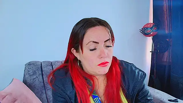 Snapshot of carolinhe_ chatting on 8, 10, 2025 carolinhe online show from 8, 10, 2025