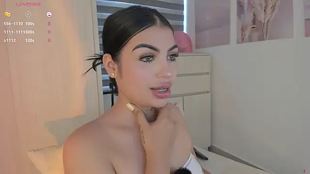 Snapshot of EmmyKenner chatting on 28, 10, 2025 EmmyKenner online show from 28, 10, 2025