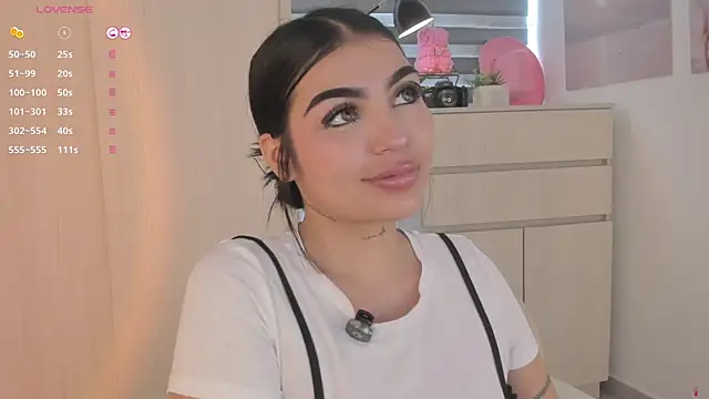 Snapshot of EmmyKenner chatting on 18, 10, 2025 EmmyKenner online show from 18, 10, 2025