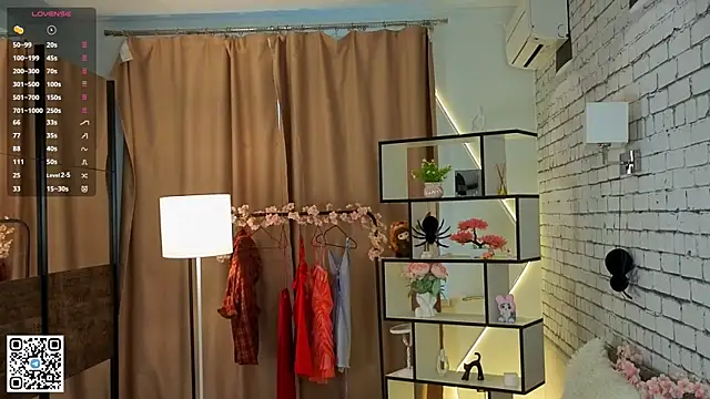 Snapshot of PetraHambelton chatting on 31, 10, 2025 PetraHambelton online show from 31, 10, 2025