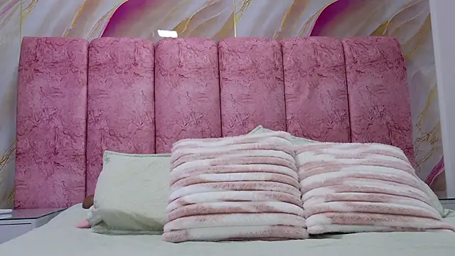 emmacurvy online show from 11, 4, 2026