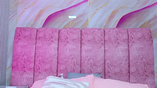 emmacurvy online show from 15, 4, 2026