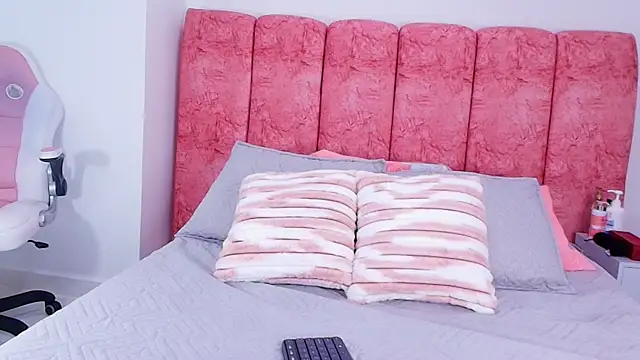 emmacurvy online show from 7, 11, 2025