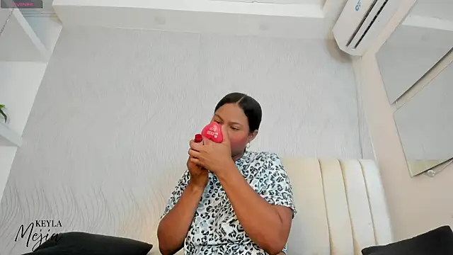 keyla mejia online show from 27, 4, 2026
