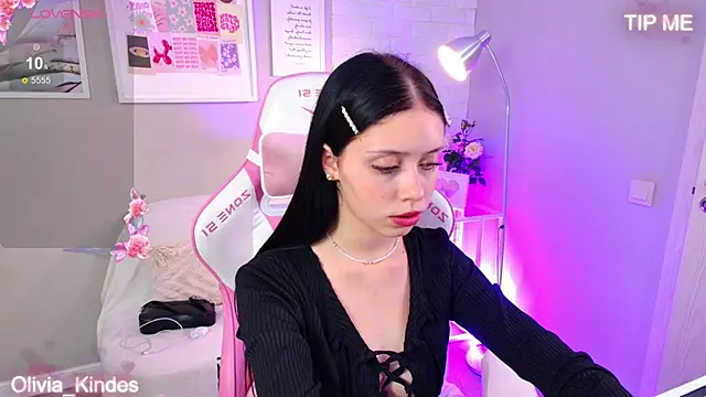 Olivia Kindes online show from 17, 9, 2025