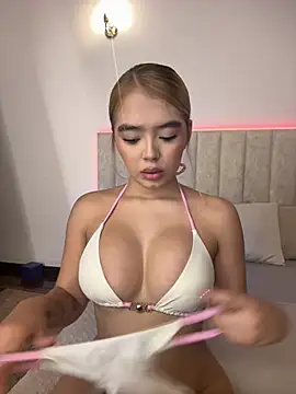 Snapshot of Mia_Roswell chatting on 4, 7, 2026 Mia Roswell online show from 4, 7, 2026