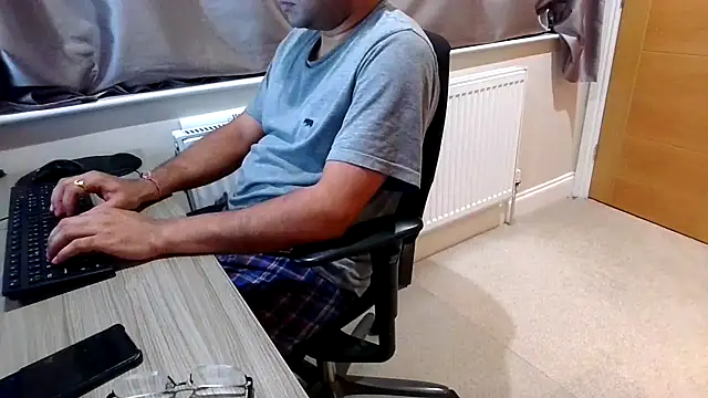 Snapshot of rogamuffin chatting on 8, 2, 2026 rogamuffin online show from 8, 2, 2026