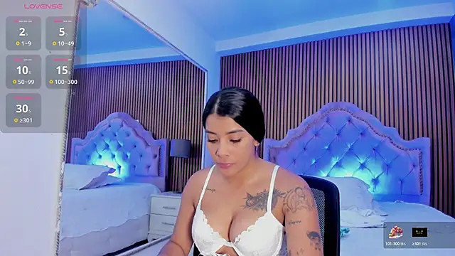 Snapshot of SelenaStonne chatting on 17, 10, 2025 SelenaStonne online show from 17, 10, 2025