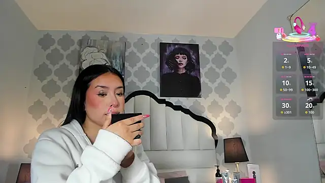 SarahMiler  online show from 3, 11, 2025