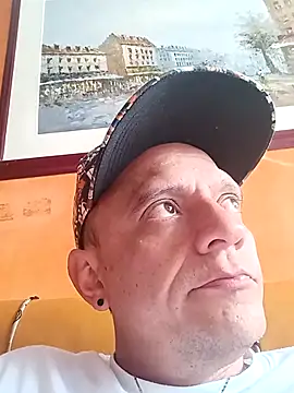Snapshot of leon8013A chatting on 15, 11, 2025 leon8013A online show from 15, 11, 2025