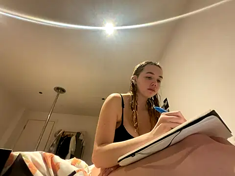 Snapshot of violetcutie chatting on 3, 10, 2025 violetcutie online show from 3, 10, 2025