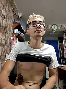 Snapshot of moorejhosua chatting on 4, 10, 2025 moorejhosua online show from 4, 10, 2025