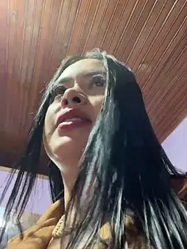 Snapshot of CrisMarulanda chatting on 12, 10, 2025 CrisMarulanda online show from 12, 10, 2025