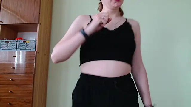 Snapshot of LooveELLYx chatting on 8, 5, 2026 LooveELLYx online show from 8, 5, 2026