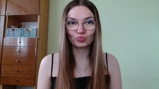 Snapshot of LooveELLYx chatting on 15, 5, 2026 LooveELLYx online show from 15, 5, 2026