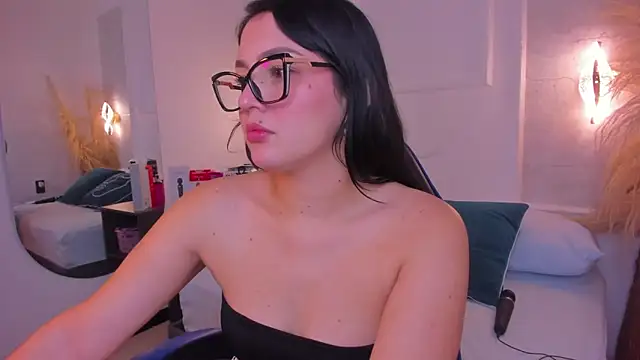 Snapshot of cristina_gallardo chatting on 9, 5, 2026 cristina gallardo online show from 9, 5, 2026