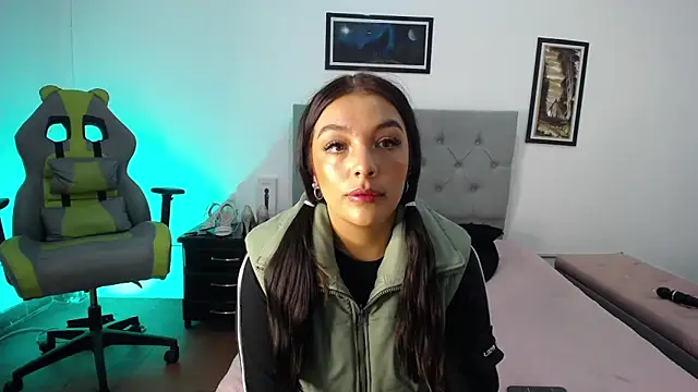 Esmeraldaa- online show from 5, 11, 2025