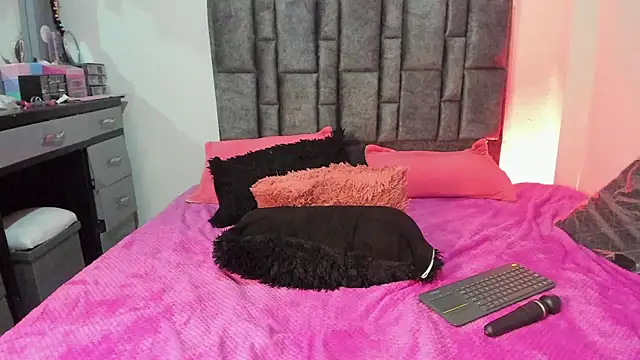 Esmeraldaa- online show from 18, 4, 2026