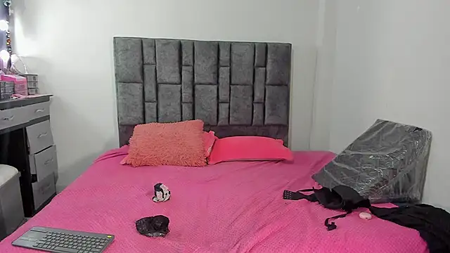 Esmeraldaa- online show from 6, 4, 2026