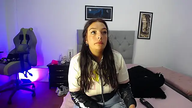 Esmeraldaa- online show from 3, 11, 2025