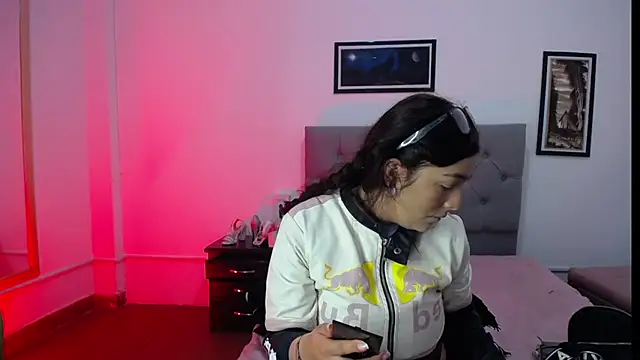 Esmeraldaa- online show from 15, 11, 2025