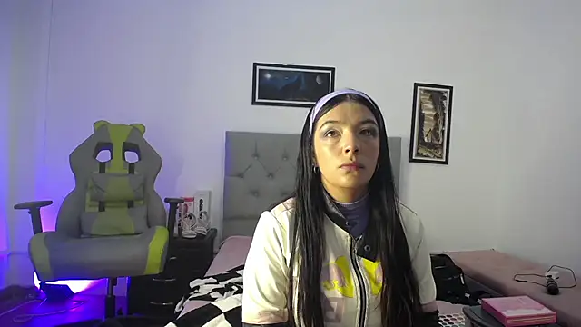 Esmeraldaa- online show from 29, 10, 2025