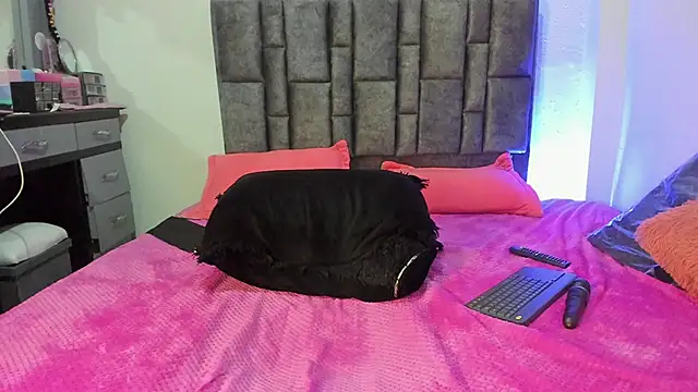 Esmeraldaa- online show from 19, 4, 2026