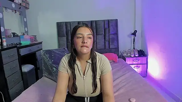 Esmeraldaa- online show from 18, 1, 2026