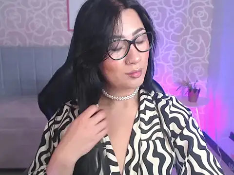 evelyn ch  online show from 18, 9, 2025